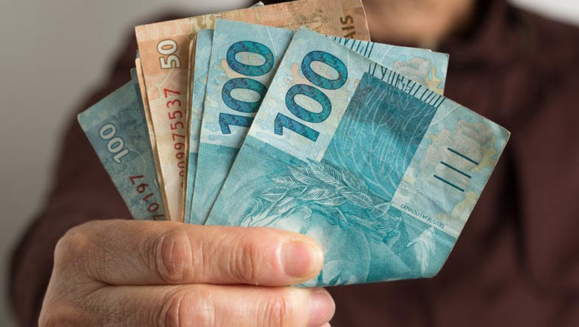 Imagem 1 -  INSS inicia pagamento da segunda parcela do 13º para beneficiários que ganham até um salário mínimo. A quantia será creditada junto com o pagamento do mês de maio. Os valores pagos nesta segunda-feira (26) são para os segurados que tenham a numeração final do Número de Identificação Social (NIS) 1. Os depósitos serão efetuados até 7 de julho.