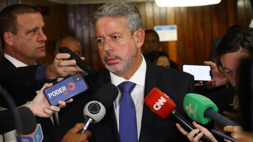 Imagem 1 - "É necessário um desfecho construtivo racional e razoável para fortalecer a democracia". O presidente da Câmara, deputado Arthur Lira, enfatizou a defesa da democracia e defendeu a retomada da votação do projeto que criminaliza as chamadas fake news (PL 2630/20), durante sua participação no 11º Fórum Jurídico de Lisboa, em Portugal, promovido pelo Instituto de Direito Público. Ele ainda lembrou os atos de vandalismo de 8 de janeiro e voltou a criticar o papel das chamadas bigs techs à época da votação do PL, que dificultaram a aprovação do texto pelos deputados. Imagem 1 - "É necessário um desfecho construtivo racional e razoável para fortalecer a democracia". O presidente da Câmara, deputado Arthur Lira, enfatizou a defesa da democracia e defendeu a retomada da votação do projeto que criminaliza as chamadas fake news (PL 2630/20), durante sua participação no 11º Fórum Jurídico de Lisboa, em Portugal, promovido pelo Instituto de Direito Público. Ele ainda lembrou os atos de vandalismo de 8 de janeiro e voltou a criticar o papel das chamadas bigs techs à época da votação do PL, que dificultaram a aprovação do texto pelos deputados.