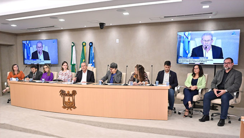 Imagem 1 - De acordo com Hermano, o trabalho infantil é uma das formas mais prejudiciais de exploração infantojuvenil, pois envolve aspectos físicos, educacionais e psicológicos. “Esse é um tema que deve ser muito debatido e bem compreendido por toda a sociedade, e é extremamente necessária a promoção de políticas públicas efetivas, para que tenhamos uma formação saudável da nossa juventude”, acrescentou destacou o deputado Hermano Morais (PV), presidente da referida Frente Parlamentar., que presidiu os trabalhos. Imagem 1 - De acordo com Hermano, o trabalho infantil é uma das formas mais prejudiciais de exploração infantojuvenil, pois envolve aspectos físicos, educacionais e psicológicos. “Esse é um tema que deve ser muito debatido e bem compreendido por toda a sociedade, e é extremamente necessária a promoção de políticas públicas efetivas, para que tenhamos uma formação saudável da nossa juventude”, acrescentou destacou o deputado Hermano Morais (PV), presidente da referida Frente Parlamentar., que presidiu os trabalhos.