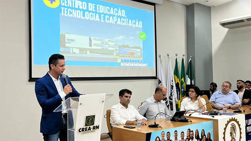 Imagem 1 -  Prefeito apresenta projetos de obras do Mossoró Realiza ao Crea/RN, no município de Natal. O plano de obras do município visa investir 200 milhões de reais em obras que vão transformar a realidade da cidade. Na ocasião, Allyson Bezerra, engenheiro civil por formação, destacou a importância do encontro. "Como engenheiro civil, entendo a importância de construir um projeto grandioso como esse seguindo critérios técnicos. Esse encontro com os conselheiros estaduais do CREA reforça a transparência e o diálogo da nossa gestão".