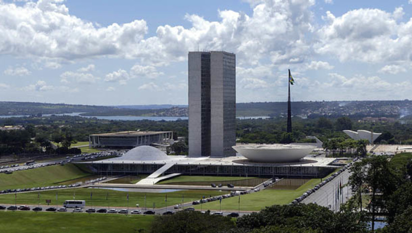 Imagem 1 -  [COLUNA ESPLANADA] A tensão aumenta a cada dia na CPMI dos atos de vandalismo do dia 8 de janeiro. Os governistas ficaram animados com os últimos depoimentos prestados ao colegiado e aguardam a análise da Policia Federal sobre os financiadores do movimento de direita para convocar para depor o ex-presidente Jair Bolsonaro e seu ex-ajudante de Ordems militar, coronel Mauro Cid, que está preso. O consenso entre os governistas é que, com a iminente cassação de direitos políticos de Bolsonaro pelo TSE, ele perde a aura protetora do próprio partido. Mas os bolsonaristas na comissão preparam a resistência.