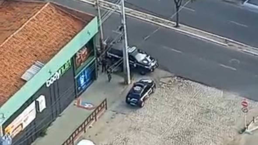 Imagem 1 -  Denarc deflagra operação para combater a venda ilegal de anabolizantes em Mossoró. Seis mandados de busca e apreensão foram cumpridos na manhã desta quarta-feira (28),  em lojas de suplementos da cidade e na residência de um dos alvos. Na casa em questão, os policiais apreenderam diversos produtos, que seriam vendidos de forma irregular, sem autorização dos órgãos responsáveis, como é o caso da Vigilância Sanitária. A polícia civil ainda  segue em diligência. O MOSSORÓ HOJE está acompanhando o caso.