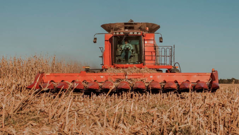Imagem 1 -  [COLUNA ESPLANADA] A bancada do agro já amenizou as críticas ao Governo Lula da Silva III nos últimos dois dias. O Governo federal destinou R$ 435,8 bilhões para o crédito rural com juros baixos. Serão R$ 364,2 bilhões para a agricultura de exportação e mais R$ 71,6 bilhões para pequenos e mini produtores responsáveis pelo abastecimento interno. Este volume recorde de recursos destinados pelo Governo Lula será a moeda política para “calar a boca” dos ruralistas que queriam reeleger Bolsonaro. O desafio para o presidente é que, além de ficar refém do presidente da Câmara, Arthur Lira, e sua bancada suparpartidária de 200 deputados, Lula já gastou todo seu capital político do ano no 1º semestre.