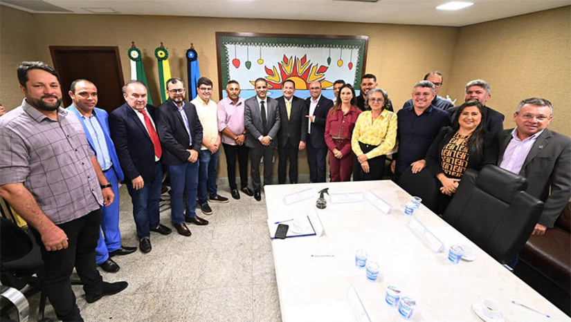 Imagem 1 -  Ezequiel recebe presidentes das Câmaras e discute temas de relevância para as cidades do RN. O encontro aconteceu nesta quarta-feira (28), na Assembleia Legislativa do Rio Grande do Norte. Na ocasião, Ezequiel Ferreira disse que são os parlamentares municipais as primeiras pessoas a receberem os pleitos da população e, por isso, têm a real dimensão dos anseios da sociedade. O presidente garantiu o apoio da Escola da Assembleia para o desenvolvimento das escolas legislativas em todos os municípios que tiverem interesse, assim como também colocou à disposição das cidades potiguares as novas tecnologias desenvolvidas pela ALRN, já replicadas em outros estados.