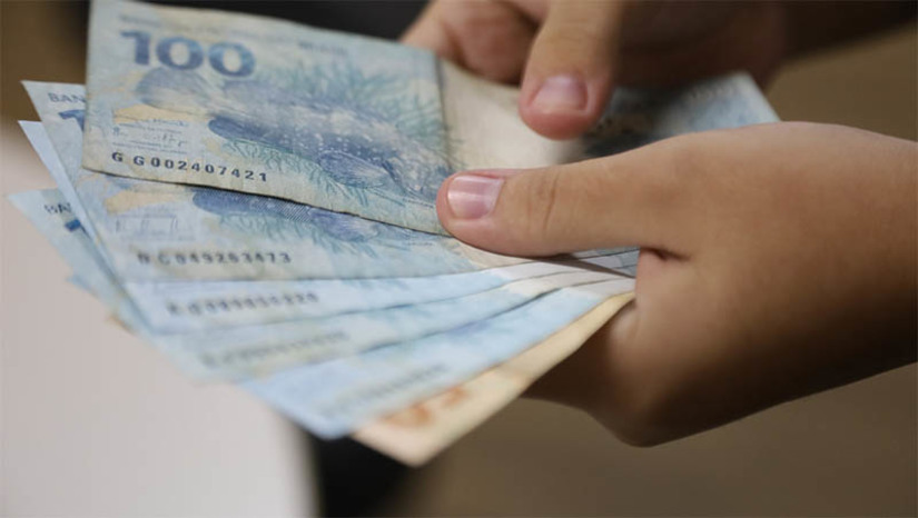 Imagem 1 - RN: servidores lotados em pastas com arrecadação própria recebem 40% do décimo nesta sexta, 30. Também nesta sexta será concluído o pagamento salarial de junho para ativos, inativos e pensionistas. Receberão o adiantamento de 40% do décimo terceiro, servidores ativos da Educação, Instituto de Previdência dos Servidores do Estado do Rio Grande do Norte (IPERN), Agência Reguladora de Serviços Públicos (ARSEP), Departamento Estadual de Imprensa (DEI), Detran, Idema, IPEM e Jucern, totalizando 22,7 mil beneficiários. Imagem 1 - RN: servidores lotados em pastas com arrecadação própria recebem 40% do décimo nesta sexta, 30. Também nesta sexta será concluído o pagamento salarial de junho para ativos, inativos e pensionistas. Receberão o adiantamento de 40% do décimo terceiro, servidores ativos da Educação, Instituto de Previdência dos Servidores do Estado do Rio Grande do Norte (IPERN), Agência Reguladora de Serviços Públicos (ARSEP), Departamento Estadual de Imprensa (DEI), Detran, Idema, IPEM e Jucern, totalizando 22,7 mil beneficiários.