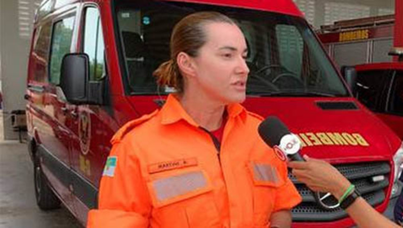 Imagem 1 - Major do Corpo de Bombeiros fala sobre ocorrências com abelhas e como proceder ao encontrar um enxame. Diante dos recentes ataques envolvendo abelhas em Mossoró e região, o MOSSORÓ HOJE conversou com a Major Martini, sobre o motivo disso ocorrer com frequência e como proceder para evitar esses acidentes. A major Martini explicou que o fato de a região ser quente propicia a reprodução desses insetos, que estão sempre se deslocando para criar novas colmeias, momento em que, geralmente, ocorrem os ataques. Ao todo, no ano de 2022 o CMB Mossoró registrou um total de 818 ocorrências envolvendo abelhas. A maior parte deles, nos meses de maio e outubro (com 115 ocorrências cada). Em 2023, já foram 367 até o último dia do mês de maio. Imagem 1 - Major do Corpo de Bombeiros fala sobre ocorrências com abelhas e como proceder ao encontrar um enxame. Diante dos recentes ataques envolvendo abelhas em Mossoró e região, o MOSSORÓ HOJE conversou com a Major Martini, sobre o motivo disso ocorrer com frequência e como proceder para evitar esses acidentes. A major Martini explicou que o fato de a região ser quente propicia a reprodução desses insetos, que estão sempre se deslocando para criar novas colmeias, momento em que, geralmente, ocorrem os ataques. Ao todo, no ano de 2022 o CMB Mossoró registrou um total de 818 ocorrências envolvendo abelhas. A maior parte deles, nos meses de maio e outubro (com 115 ocorrências cada). Em 2023, já foram 367 até o último dia do mês de maio.
