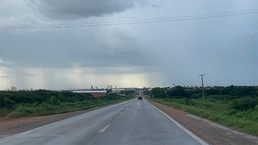 Imagem 1 - RN terá acesso a linhas de empréstimo de até R$ 1,6 bilhão para investimentos em áreas essenciais. O Estado aderiu ao Plano de Promoção do Equilíbrio Fiscal (PEF), promovido pelo Governo Federal. O decreto foi assinado nesta quinta-feira (29) pelo presidente Luís Inácio Lula da Silva durante audiência no Palácio do Planalto com a governadora do Rio Grande do Norte, Fátima Bezerra. “Recursos importantes que serão destinados, prioritariamente, à recuperação da malha rodoviária do RN, associado a investimentos na área do turismo e da agricultura familiar”, comemorou a chefe do Executivo estadual. Imagem 1 - RN terá acesso a linhas de empréstimo de até R$ 1,6 bilhão para investimentos em áreas essenciais. O Estado aderiu ao Plano de Promoção do Equilíbrio Fiscal (PEF), promovido pelo Governo Federal. O decreto foi assinado nesta quinta-feira (29) pelo presidente Luís Inácio Lula da Silva durante audiência no Palácio do Planalto com a governadora do Rio Grande do Norte, Fátima Bezerra. “Recursos importantes que serão destinados, prioritariamente, à recuperação da malha rodoviária do RN, associado a investimentos na área do turismo e da agricultura familiar”, comemorou a chefe do Executivo estadual.
