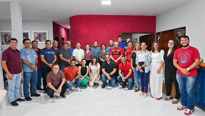 Imagem 1 -  ‘Fortalecer o turismo da Costa Branca significa impactar positivamente a economia potiguar’. O deputado Ezequiel Ferreira se reuniu, nesta quinta-feira (29), em Areia Branca, com lideranças dos 17 municípios que fazem parte do Polo Costa Branca. As cidades buscam o desenvolvimento do turismo de forma sustentável e viável, valorizando suas praias paradisíacas e a beleza peculiar do interior do Rio Grande do Norte, pauta que é abraçada pelo presidente da ALRN. "O turismo representa, aproximadamente, 8% do PIB do estado do RN, gerando mais de 100 mil empregos e movimentando mais de 50 cadeias produtivas ligadas ao setor. Areia Branca tem papel importante para a área e investimentos em segurança, sinalização e qualificação dos operadores do setor são prioridades do nosso mandato", disse Ezequiel. 
