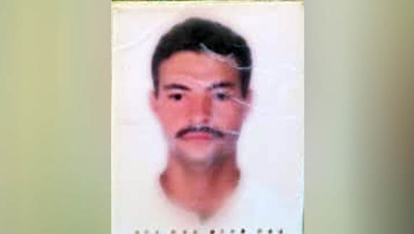 Imagem 1 - Homem é assassinado a tiros após ter casa arrombada, nas Malvinas. O corpo de Carlos Alexandre de Morais, de 42 anos, foi encontrado na manhã desta sexta-feira (30), em uma residência localizada na Avenida Antônio Bento. Um popular acionou o Samu ao chegar ao local e encontrar a vítima caída, com bastante sangue próximo a ela. Chegando à residência, os médicos constataram que o homem já estava em óbito e que não se tratava de morte natural. Diante disto, as polícias militar e civil foram acionadas, juntamente com o Itep. O caso será investigado pela DHPP. Imagem 1 - Homem é assassinado a tiros após ter casa arrombada, nas Malvinas. O corpo de Carlos Alexandre de Morais, de 42 anos, foi encontrado na manhã desta sexta-feira (30), em uma residência localizada na Avenida Antônio Bento. Um popular acionou o Samu ao chegar ao local e encontrar a vítima caída, com bastante sangue próximo a ela. Chegando à residência, os médicos constataram que o homem já estava em óbito e que não se tratava de morte natural. Diante disto, as polícias militar e civil foram acionadas, juntamente com o Itep. O caso será investigado pela DHPP.