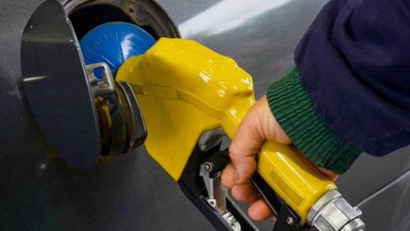 Imagem 1 - Litro da gasolina terá nova redução de R$ 0,14 para as distribuidoras a partir deste sábado (1º). O anúncio foi feito pela Petrobras, nesta sexta-feira (30). Com a redução, o litro do combustível será vendido às distribuidoras por R$ 2,52. Considerando a mistura obrigatória de 73% de gasolina A e 27% de etanol anidro para a composição da gasolina comercializada nos postos, a parcela da Petrobras no preço ao consumidor será, em média, R$ 1,84 a cada litro vendido na bomba. Imagem 1 - Litro da gasolina terá nova redução de R$ 0,14 para as distribuidoras a partir deste sábado (1º). O anúncio foi feito pela Petrobras, nesta sexta-feira (30). Com a redução, o litro do combustível será vendido às distribuidoras por R$ 2,52. Considerando a mistura obrigatória de 73% de gasolina A e 27% de etanol anidro para a composição da gasolina comercializada nos postos, a parcela da Petrobras no preço ao consumidor será, em média, R$ 1,84 a cada litro vendido na bomba.