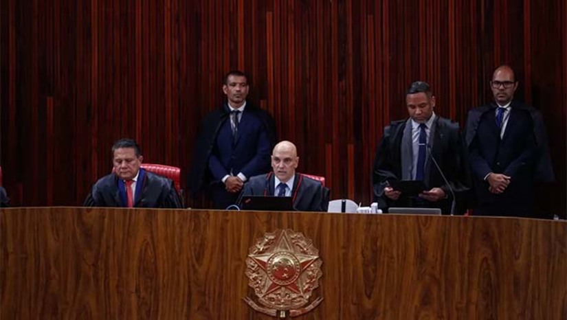 Imagem 1 -  Por 5 votos a 2, TSE torna Jair Bolsonaro inelegível por oito anos . O placar final ficou em 5 a 2 pela condenação. Confirmada a condenação e a inelegibilidade, Bolsonaro ficará fora das eleições até 2030.  A maioria da Corte entendeu que o ex-presidente cometeu abuso de poder político e uso indevido dos meios de comunicação ao fazer uma reunião com embaixadores em julho de 2022 e atacar sem provas o sistema eleitoral. A ação foi apresentada pelo PDT.