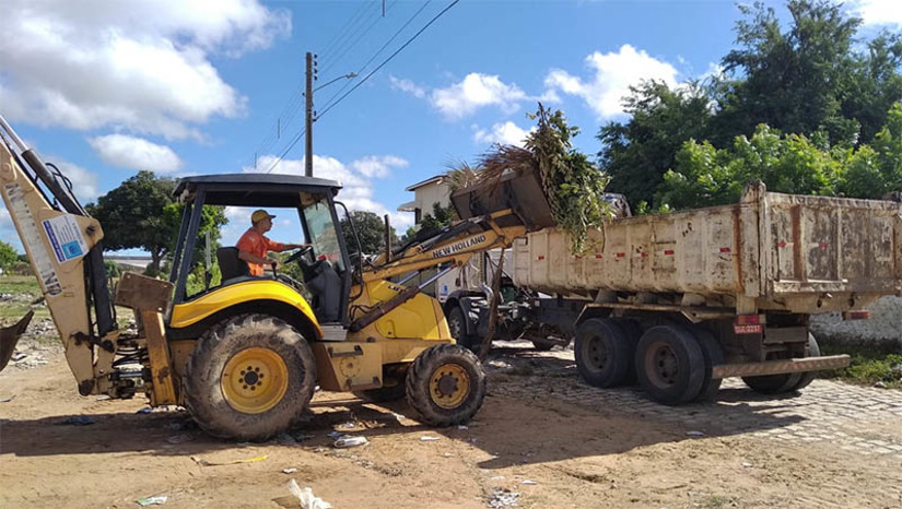 Imagem 1 - Prefeitura segue cronograma de ações de serviços urbanos em diversos bairros de Mossoró. Nesta sexta-feira (30), a Secretaria Municipal de Infraestrutura, Meio Ambiente, Urbanismo e Serviços Urbanos (Seimurb) deu sequência ao mutirão de limpeza em várias localidades. Os bairros contemplados foram Abolição IV, Santa Delmira, Costa e Silva, Aeroporto, Santo Antônio e Alameda dos Cajueiros. Imagem 1 - Prefeitura segue cronograma de ações de serviços urbanos em diversos bairros de Mossoró. Nesta sexta-feira (30), a Secretaria Municipal de Infraestrutura, Meio Ambiente, Urbanismo e Serviços Urbanos (Seimurb) deu sequência ao mutirão de limpeza em várias localidades. Os bairros contemplados foram Abolição IV, Santa Delmira, Costa e Silva, Aeroporto, Santo Antônio e Alameda dos Cajueiros.