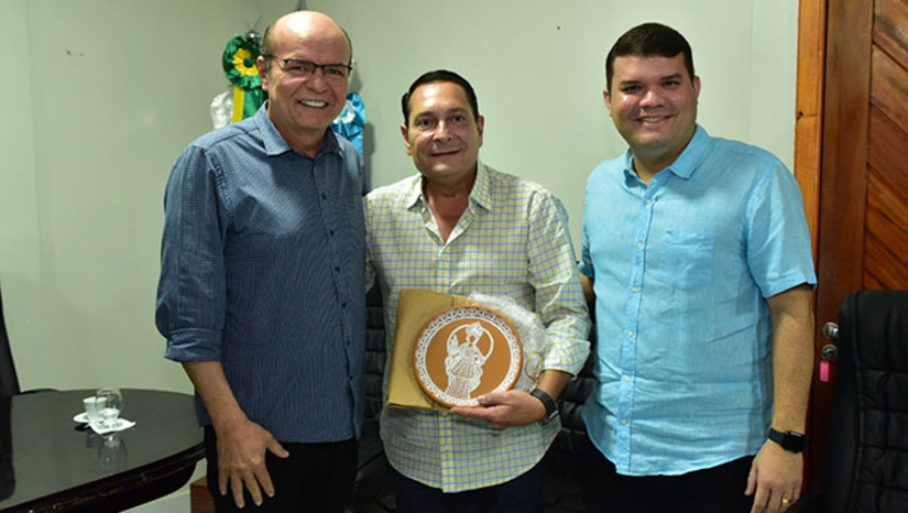 Imagem 1 - "Este é um sonho dos mossoroenses que tem tudo para ser realidade em breve. O projeto tem seguido as etapas necessárias e já tem encaminhamentos importantes como obter garantia de união dos entes públicos e de recursos iniciais para iniciar a execução do projeto", disse Ezequiel Ferreira. Para Ezequiel Ferreira, o Santuário de Santa Luzia colocará Mossoró definitivamente no circuito turístico religioso nacional e internacional, aquecendo a economia local. Terá uma estátua com 80 metros de altura cercada de toda uma estrutura para fomentar o turismo religioso na cidade, gerando renda para o Município durante todo o ano e não somente no período da festa da padroeira. Imagem 1 - "Este é um sonho dos mossoroenses que tem tudo para ser realidade em breve. O projeto tem seguido as etapas necessárias e já tem encaminhamentos importantes como obter garantia de união dos entes públicos e de recursos iniciais para iniciar a execução do projeto", disse Ezequiel Ferreira. Para Ezequiel Ferreira, o Santuário de Santa Luzia colocará Mossoró definitivamente no circuito turístico religioso nacional e internacional, aquecendo a economia local. Terá uma estátua com 80 metros de altura cercada de toda uma estrutura para fomentar o turismo religioso na cidade, gerando renda para o Município durante todo o ano e não somente no período da festa da padroeira.