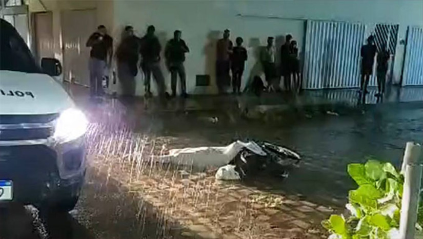 Imagem 1 - Vítima Gustavo Wicliffer da Silva Ferreira, de 16 anos, residente no bairro Abolição IV, pedalava pela Rua Délia Maia, no Santa Delmira, quando teria sido alvejado várias vezes e morreu no local. O corpo foi reconhecido ainda no local pela mãe. O caso deve ser investigado pelos policiais civis da Divisão de Homicidios e Proteção a Pessoa de Mossoró. Imagem 1 - Vítima Gustavo Wicliffer da Silva Ferreira, de 16 anos, residente no bairro Abolição IV, pedalava pela Rua Délia Maia, no Santa Delmira, quando teria sido alvejado várias vezes e morreu no local. O corpo foi reconhecido ainda no local pela mãe. O caso deve ser investigado pelos policiais civis da Divisão de Homicidios e Proteção a Pessoa de Mossoró.