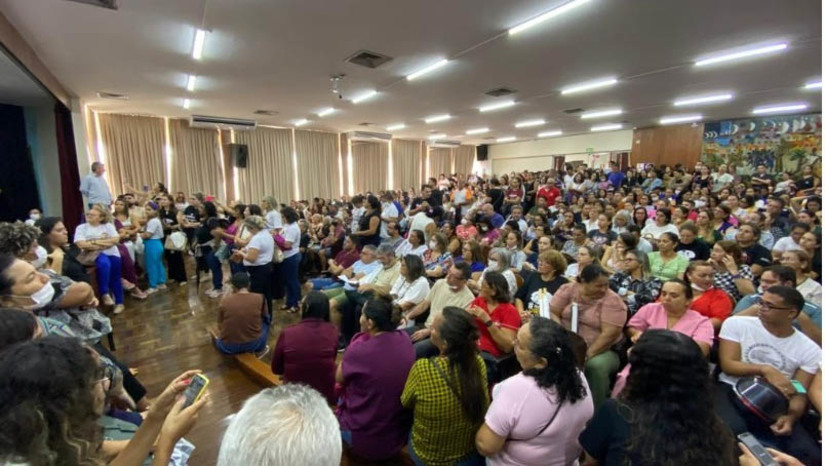 Imagem 1 - Desembargador determina suspensão da greve dos profissionais de enfermagem do RN. A greve estava prevista para ser iniciada nesta segunda-feira (3), visando reivindicar a implantação do Piso Salarial da Enfermagem. O desembargador atendeu a uma liminar impetrada pelo Governo do RN, que alega que a paralisação das atividades “coloca em risco a saúde e a vida das pessoas que dependem do serviço público de saúde”. O magistrado ainda determinou que, caso a decisão seja descumprida, caberá aplicação de multa diária no valor de R$ 10 mil, a ser paga pelo sindicato da categoria, limitada, a princípio, ao total de R$ 200 mil. Imagem 1 - Desembargador determina suspensão da greve dos profissionais de enfermagem do RN. A greve estava prevista para ser iniciada nesta segunda-feira (3), visando reivindicar a implantação do Piso Salarial da Enfermagem. O desembargador atendeu a uma liminar impetrada pelo Governo do RN, que alega que a paralisação das atividades “coloca em risco a saúde e a vida das pessoas que dependem do serviço público de saúde”. O magistrado ainda determinou que, caso a decisão seja descumprida, caberá aplicação de multa diária no valor de R$ 10 mil, a ser paga pelo sindicato da categoria, limitada, a princípio, ao total de R$ 200 mil.