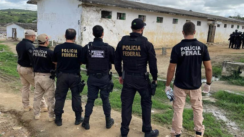 Imagem 1 - Força-tarefa cumpre mandados contra líderes de facção e advogados que repassavam “salves”, no RN. Nesta terça-feira (4), cerca de 110 policiais estão cumprindo 26 mandados de prisão e 21 mandados de busca e apreensão em municípios do RN e da Paraíba. Também estão sendo bloqueadas judicialmente diversas contas bancárias. A ação é realizada no interesse de inquérito policial instaurado para apurar a autoria do “salve” realizado em março de 2023. Entre os alvos da operação estão três advogados, suspeitos de levar e trazer informações dos apenados para além dos muros dos presídios, além de líderes de facção criminosa, apontados como responsáveis por coordenar os recentes ataques ocorridos em vários municípios do Rio Grande do Norte. Imagem 1 - Força-tarefa cumpre mandados contra líderes de facção e advogados que repassavam “salves”, no RN. Nesta terça-feira (4), cerca de 110 policiais estão cumprindo 26 mandados de prisão e 21 mandados de busca e apreensão em municípios do RN e da Paraíba. Também estão sendo bloqueadas judicialmente diversas contas bancárias. A ação é realizada no interesse de inquérito policial instaurado para apurar a autoria do “salve” realizado em março de 2023. Entre os alvos da operação estão três advogados, suspeitos de levar e trazer informações dos apenados para além dos muros dos presídios, além de líderes de facção criminosa, apontados como responsáveis por coordenar os recentes ataques ocorridos em vários municípios do Rio Grande do Norte.