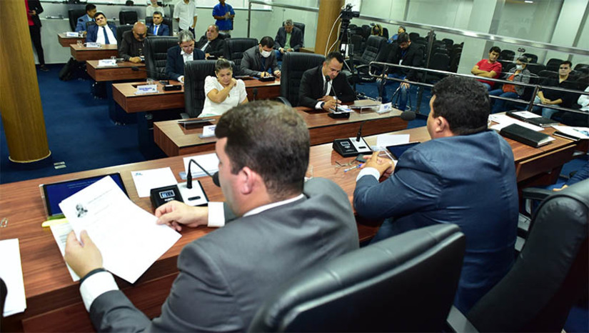 Imagem 1 - Câmara aprova PL que adeque o orçamento do município para receber R$ 2,4 milhões da Lei Paulo Gustavo. O projeto, de autoria do executivo, foi aprovado por unanimidade, nesta terça-feira (4). Promulgada pelo Congresso Nacional em 8 de julho de 2022, a Lei Paulo Gustavo incentiva a cultura e garante ações emergenciais, em especial demandadas pela pandemia de Covid-19, que impactou significativamente o setor cultural. A norma autoriza repasse de cerca de R$ 3,86 bilhões em recursos federais a estados e municípios para fomento de atividades e produtos culturais. Como a cota de Mossoró não estava definida quando da aprovação do Orçamento 2023 da Prefeitura, em dezembro de 2022, a Lei Orçamentária precisou ser adequada. Imagem 1 - Câmara aprova PL que adeque o orçamento do município para receber R$ 2,4 milhões da Lei Paulo Gustavo. O projeto, de autoria do executivo, foi aprovado por unanimidade, nesta terça-feira (4). Promulgada pelo Congresso Nacional em 8 de julho de 2022, a Lei Paulo Gustavo incentiva a cultura e garante ações emergenciais, em especial demandadas pela pandemia de Covid-19, que impactou significativamente o setor cultural. A norma autoriza repasse de cerca de R$ 3,86 bilhões em recursos federais a estados e municípios para fomento de atividades e produtos culturais. Como a cota de Mossoró não estava definida quando da aprovação do Orçamento 2023 da Prefeitura, em dezembro de 2022, a Lei Orçamentária precisou ser adequada.