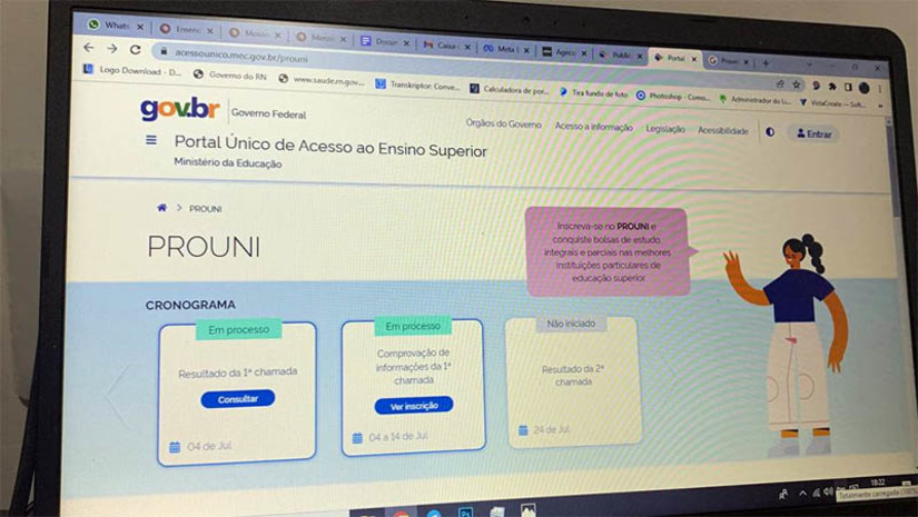 Imagem 1 -  MEC divulga lista dos candidatos pré-selecionados na primeira chamada do Prouni do 2º semestre . A relação está disponível no  Portal Único de Acesso ao Ensino Superior – Prouni. A segunda edição do programa ofertou 276.566 bolsas, sendo 215.530 integrais e 61.036 parciais (50%). O candidato pré-selecionado na primeira chamada deverá entregar a documentação na instituição de ensino superior para a qual foi pré-selecionado, no período de 4 a 14 de julho. O procedimento visa à comprovação das informações prestadas na inscrição e pode ser realizado por comparecimento na instituição ou por meio eletrônico. 