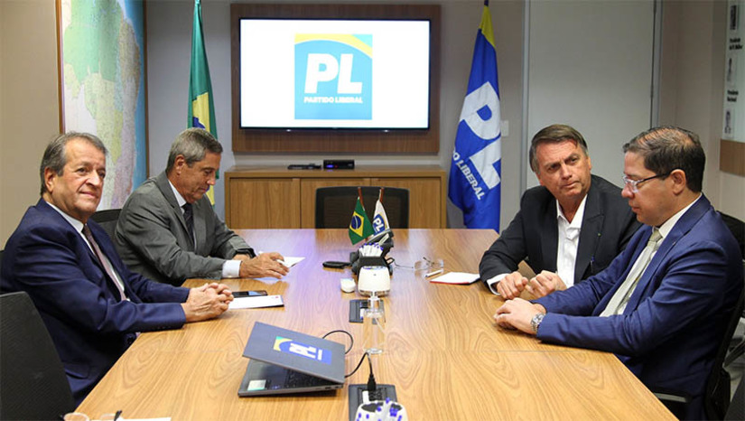 Imagem 1 -  [COLUNA ESPLANADA] O Partido Liberal faz amanhã uma grande reunião em Brasília para tentar salvar Jair Bolsonaro e o legado do bolsonarismo – movimento político que começou em 2018 e o levou à Presidência. O manda-chuva do partido, Valdemar Costa Neto, convocou as bancadas federal e estaduais, governadores e quem mais puder comparecer a Brasília amanhã para um evento de apoio ao ex-presidente. A pauta não ficou clara no convite, mas indica assuntos de interesse geral do partido. O PL quer traçar uma estratégia para viagens de Bolsonaro por capitais para lançar nomes potenciais às Prefeituras.