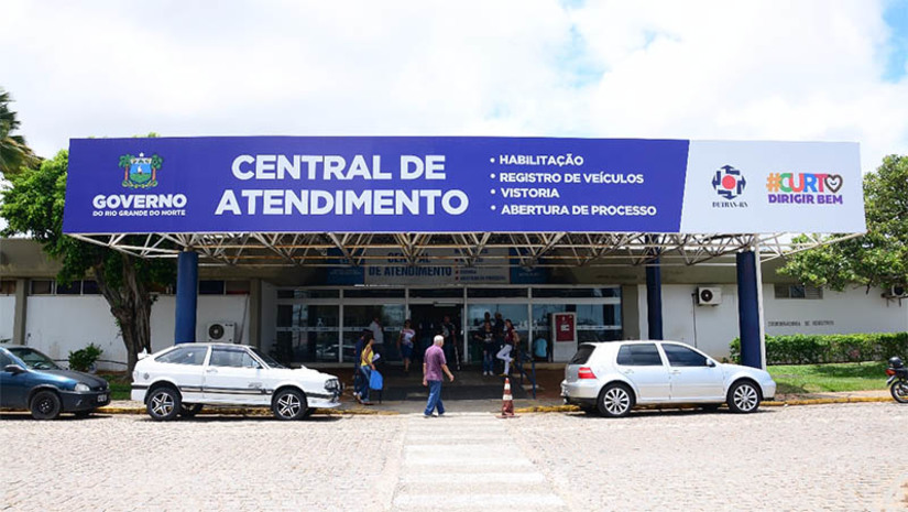 Imagem 1 -  Apesar da greve dos servidores, Detran diz que serviços seguem estabelecidos e orienta usuários. Por meio de nota, o órgão informou como os cidadãos devem proceder em caso de não conseguirem realizar os serviços para os quais tenham realizado agendamento. Os servidores entraram em greve nesta quarta-feira (5), alegando falta de propostas do Governo para atender aos pleitos da categoria. Na nota, a Direção-Geral do Detran afirmou que continua aberta ao diálogo com o Sindicato no intuito de construir soluções e restabelecer completamente o atendimento e os serviços oferecidos pelo órgão à população potiguar.