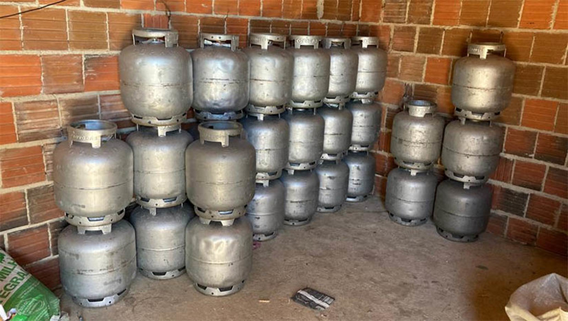 Imagem 1 -  PC prende dupla por comercializar gás de cozinha de forma irregular em Apodi. O GLP, também conhecido como gás de cozinha, deve ser comercializado segundo as normas regulamentadoras pertinentes. Durante a fiscalização, realizada nesta quarta-feira (5), na zona rural do município, foram encontrados e apreendidos quarenta e três botijões ofertados de maneira irregular. Dois suspeitos foram presos em flagrante e encaminhados ao sistema prisional, onde permanecerão à disposição da Justiça. O delegado Paulo Torres, titular da DP de Apodi, reforçou que, por se tratar de uma substância altamente inflamável, comercializá-la de forma irregular pode trazer diversos riscos para a população, como explosões e incêndios.
