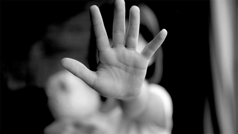 Imagem 1 - Suspeito de estupro de vulnerável contra uma criança de 7 anos é preso no município de Apodi. O caso foi descoberto no mês de junho, mas a prisão só foi realizada nesta quinta-feira (6). De acordo com o delegado Paulo Nilo, já na delegacia, ao ser interrogado, o homem, de 20 anos, confessou o crime e afirmou que já havia violentado a criança outras vezes. Ainda segundo o delegado, o suspeito era vizinho da vítima e se aproveitava da condição para cometer o crime. Imagem 1 - Suspeito de estupro de vulnerável contra uma criança de 7 anos é preso no município de Apodi. O caso foi descoberto no mês de junho, mas a prisão só foi realizada nesta quinta-feira (6). De acordo com o delegado Paulo Nilo, já na delegacia, ao ser interrogado, o homem, de 20 anos, confessou o crime e afirmou que já havia violentado a criança outras vezes. Ainda segundo o delegado, o suspeito era vizinho da vítima e se aproveitava da condição para cometer o crime.