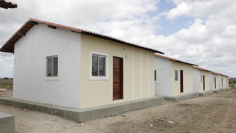 Imagem 1 -  4 mil pessoas em situação de vulnerabilidade no RN serão beneficiadas com construção de moradias. Nesta quinta-feira (6) a governadora Fátima Bezerra se reuniu com a presidente da Caixa Econômica Federal, Rita Serrano, que anunciou a retomada do programa Pró-Moradia. O investimento será de R$ 43 milhões, com a construção de 765 residências, em 41 cidades do Rio Grande do Norte. Cada unidade habitacional está avaliada em aproximadamente R$ 60 mil e tem quase 41 metros quadrados, constando de dois quartos, banheiro, área de serviço, sala e cozinha.