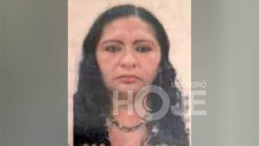 Imagem 1 - Suspeita de matar mulher a facadas se apresenta na delegacia de plantão e confessa o crime, em Mossoró. O caso aconteceu no sábado (1º), mas Ana Paula Batista da Costa só foi conduzida à delegacia na noite desta quinta-feira (6), quando foi abordada pela Polícia Militar e decidiu se apresentar, voluntariamente, para confessar o crime. Joana Darc de Araujo Mendonça sofreu duas facadas, em uma conveniência de posto, localizado na Ilha de Santa Luzia, e ainda chegou a ser socorrida para UPA do Alto de São Manoel, mas acabou não resistindo. Apesar de confessar o crime na delegacia de plantão, por não haver flagrante e nem prisão preventiva decretada contra ela, Ana Paula foi liberada. O inquérito irá correr agora na DHPP, que também deverá solicitar a prisão da suspeita. Imagem 1 - Suspeita de matar mulher a facadas se apresenta na delegacia de plantão e confessa o crime, em Mossoró. O caso aconteceu no sábado (1º), mas Ana Paula Batista da Costa só foi conduzida à delegacia na noite desta quinta-feira (6), quando foi abordada pela Polícia Militar e decidiu se apresentar, voluntariamente, para confessar o crime. Joana Darc de Araujo Mendonça sofreu duas facadas, em uma conveniência de posto, localizado na Ilha de Santa Luzia, e ainda chegou a ser socorrida para UPA do Alto de São Manoel, mas acabou não resistindo. Apesar de confessar o crime na delegacia de plantão, por não haver flagrante e nem prisão preventiva decretada contra ela, Ana Paula foi liberada. O inquérito irá correr agora na DHPP, que também deverá solicitar a prisão da suspeita.