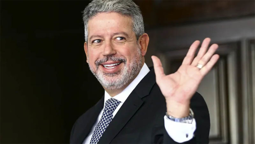 Imagem 1 -  [COLUNA ESPLANADA] O deputado Arthur Lira (PP-AL) passou a acumular as funções de presidente da Câmara e o papel de principal articulador para aprovar a Reforma Tributária. Pessoalmente passou a tentar convencer deputados de partidos que ainda resistem à aprovação do sistema de impostos, a exemplo do Republicanos e o PL. Lira quer ser o pai da reforma que está no Congresso há mais de 30 anos. Já deputados de estados extratores de minérios querem aproveitar o debate sobre tributos para propor a elevação dos royalties da mineração de 4% para 11%, como ocorre com estados produtores de petróleo. O lobby dos minérios juntou paraenses, mineiros e capixabas para pressionar o relator da reforma deputado Aguinaldo Ribeiro (PP-PB). O secretário Extraordinário da Reforma Tributária do ministério da Fazenda, Bernard Appy, avisou que o governo é contra a mudança.