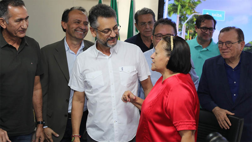 Imagem 1 - RN recebe Ministro e governantes do Amapá para conhecerem projeto de dessalinização de águas . O Ministro da Integração e do Desenvolvimento Regional (MIDR), Waldez Góes, acompanhado do senador pelo Amapá, David Alcolumbre, e do governador daquele estado, Clécio Luís, foram recebidos pela governadora Fátima Bezerra nesta sexta-feira (7). Eles vieram ao estado visitar obras hídricas em execução, para conhecê-la e replicar o modelo no estado da Região Norte, onde 60 comunidades, com 15 mil pessoas, sofrem com a salinização de águas. “Possivelmente poderemos aplicar esta tecnologia do RN para atender àquela população”, afirmou o ministro, acrescentando ainda que: “Aqui trabalhamos integrado ao Governo do Estado e temos grandes investimentos para garantir assistência hídrica ao povo do RN com construção e recuperação de barragens e sistemas adutores”. Imagem 1 - RN recebe Ministro e governantes do Amapá para conhecerem projeto de dessalinização de águas . O Ministro da Integração e do Desenvolvimento Regional (MIDR), Waldez Góes, acompanhado do senador pelo Amapá, David Alcolumbre, e do governador daquele estado, Clécio Luís, foram recebidos pela governadora Fátima Bezerra nesta sexta-feira (7). Eles vieram ao estado visitar obras hídricas em execução, para conhecê-la e replicar o modelo no estado da Região Norte, onde 60 comunidades, com 15 mil pessoas, sofrem com a salinização de águas. “Possivelmente poderemos aplicar esta tecnologia do RN para atender àquela população”, afirmou o ministro, acrescentando ainda que: “Aqui trabalhamos integrado ao Governo do Estado e temos grandes investimentos para garantir assistência hídrica ao povo do RN com construção e recuperação de barragens e sistemas adutores”.