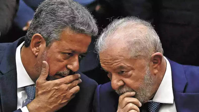 Imagem 1 -  [COLUNA ESPLANADA] Um ex-bolsonarista garantista no plenário, o presidente da Câmara dos Deputados, Arthur Lira (PP-AL), articula intensamente com sua base para oficializar seu apoio ao Governo do presidente Lula da Silva III. Lira quer substituir o encarregado das Relações Institucionais do Planalto, deputado Alexandre Padilha (PT-SP), pelo líder do Governo na Câmara, deputado José Guimarães (PT-CE), seu amigo pessoal há muitos anos. Lira tem na mão uma bancada de quase 200 deputados que avaliza o projeto. O plano do conglomerado ainda prevê a troca do chefe da Casa Civil, Rui Costa – com quem Lira não se dá bem – pelo, acreditem, atual ministro da Fazenda, Fernando Haddad, que se deslocaria para o Palácio. Nesse cenário esboçado, a economia seria entregue a um não-petista. Até a volta do senador Ciro Nogueira (PP-PI) para base de Lula está no escopo.