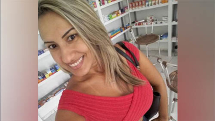 Imagem 1 -  Polícia Civil identifica executores do homicídio praticado contra dona de farmácia, em Mossoró. Flávia Magalhães da Rocha [FOTO], de 40 anos, foi assassinada com vários disparos de arma de fogo, no dia 6 de abril de 2020, na própria farmácia, localizada nos “Teimosos”, em Mossoró. Até então, já se sabia que o crime havia sido cometido a mando de Carlos Alexandre Martins Salviano, o “Nem do Abolição”, e da esposa dele, Fernanda Belarmino da Silva. Agora, a polícia identificou os demais envolvidos, incluindo os executores dos disparos que mataram Flávia; veja nomes.