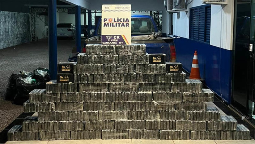 Imagem 1 - PRF potiguar é preso no Mato Grosso com 540 kg de substância análoga a cloridrato de cocaína. A prisão do homem, identificado apenas como Raphael, aconteceu no final de semana, próximo à cidade de Nova Xavantina. Segundo informações da PMMT, ele, juntamente com uma comparsa, sofreu um acidente e capotou o carro onde transportava a droga. Na sequência, praticou um assalto a uma caminhonete para seguir viagem com a carga. A vítima do assalto chamou a Polícia Militar, que iniciou as buscas pelos suspeitos. Os dois chegaram a abandonar o veículo e fugir a pé por uma região de mata, mas acabaram sendo presos. A PRF/RN confirmou a prisão e informou que o policial é lotado no estado de Rondônia. "A nossa Corregedoria acompanha o caso", informou a corporação; entenda o caso e a sequência dos fatos. Imagem 1 - PRF potiguar é preso no Mato Grosso com 540 kg de substância análoga a cloridrato de cocaína. A prisão do homem, identificado apenas como Raphael, aconteceu no final de semana, próximo à cidade de Nova Xavantina. Segundo informações da PMMT, ele, juntamente com uma comparsa, sofreu um acidente e capotou o carro onde transportava a droga. Na sequência, praticou um assalto a uma caminhonete para seguir viagem com a carga. A vítima do assalto chamou a Polícia Militar, que iniciou as buscas pelos suspeitos. Os dois chegaram a abandonar o veículo e fugir a pé por uma região de mata, mas acabaram sendo presos. A PRF/RN confirmou a prisão e informou que o policial é lotado no estado de Rondônia. "A nossa Corregedoria acompanha o caso", informou a corporação; entenda o caso e a sequência dos fatos.