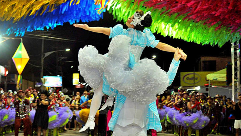 Imagem 1 -  São João na Praia transformou Tibau em um verdadeiro arrasta-pé no mês de julho. O evento, que aconteceu entre os dias 6 e 9, contou com muita música, dança e animação. Realizado durante pela prefeitura municipal, o São João na Praia ainda teve apresentação de quadrilhas juninas de diferentes cidades, shows musicais com grandes atrações e apresentações culturais que encantaram o público presente. A presença de pessoas de diversas cidades da região como Tibau, Grossos, Mossoró, Baraúnas e tantas outras, mostrou a relevância e o sucesso do evento. A união de moradores e turistas para comemorar o São João na praia fortaleceu ainda mais a tradição da festa junina na região.