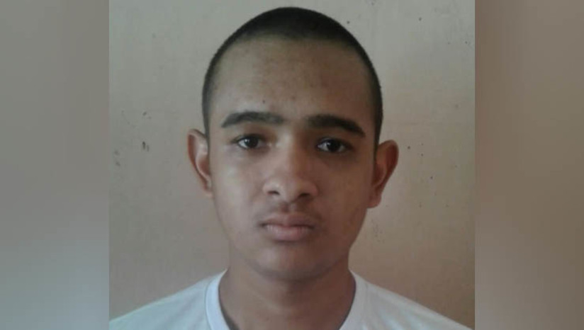 Imagem 1 - Foragido da justiça é assassinado a tiros após praticar assalto no bairro Aeroporto. A vítima, identificada como Franciscleber Maxuel de Oliveira Junior, estava em liberdade monitorada por tornozeleira eletrônica, mas andava com um bloqueador para impedir a transmissão do sinal do equipamento. O crime aconteceu por volta das 16h20 desta segunda-feira (10), na Av. Felipe Camarão (BR-405), no bairro Aeroporto, em frente a Faculdade de Medicina da UERN, em Mossoró. De acordo com a Delegada Cristiane Magalhães, da DHPP, o homem, juntamente com outros comparsas, havia acabado de roubar uma motocicleta e uma Hilux. O grupo foi perseguido por um popular não identificado, que baleou Francicleber no momento em que ele fugiu na motocicleta roubada. Os demais conseguiram fugir com destino ignorado. Imagem 1 - Foragido da justiça é assassinado a tiros após praticar assalto no bairro Aeroporto. A vítima, identificada como Franciscleber Maxuel de Oliveira Junior, estava em liberdade monitorada por tornozeleira eletrônica, mas andava com um bloqueador para impedir a transmissão do sinal do equipamento. O crime aconteceu por volta das 16h20 desta segunda-feira (10), na Av. Felipe Camarão (BR-405), no bairro Aeroporto, em frente a Faculdade de Medicina da UERN, em Mossoró. De acordo com a Delegada Cristiane Magalhães, da DHPP, o homem, juntamente com outros comparsas, havia acabado de roubar uma motocicleta e uma Hilux. O grupo foi perseguido por um popular não identificado, que baleou Francicleber no momento em que ele fugiu na motocicleta roubada. Os demais conseguiram fugir com destino ignorado.