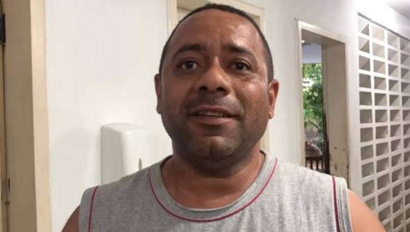Imagem 1 - Prefeitura de Porto do Mangue não repassa valor de pensão alimentícia e motorista é preso injustamente. Washington Luiz Bezerra Figueiredo, de 41 anos, trabalha há 17 anos como motorista concursado da Prefeitura de Porto do Mangue. Até junho de 2019, o valor da pensão alimentícia devido à filha dele era descontado em contracheque e repassado diretamente pelo município à mãe da menina. No entanto, após esta data, a Prefeitura continuou realizando o desconto, porém não efetuou mais o repasse. Apesar de provar que o valor estava sendo descontado, a ex-companheiro acionou a justiça e Washington acabou preso injustamente, nesta segunda-feira (10). Imagem 1 - Prefeitura de Porto do Mangue não repassa valor de pensão alimentícia e motorista é preso injustamente. Washington Luiz Bezerra Figueiredo, de 41 anos, trabalha há 17 anos como motorista concursado da Prefeitura de Porto do Mangue. Até junho de 2019, o valor da pensão alimentícia devido à filha dele era descontado em contracheque e repassado diretamente pelo município à mãe da menina. No entanto, após esta data, a Prefeitura continuou realizando o desconto, porém não efetuou mais o repasse. Apesar de provar que o valor estava sendo descontado, a ex-companheiro acionou a justiça e Washington acabou preso injustamente, nesta segunda-feira (10).