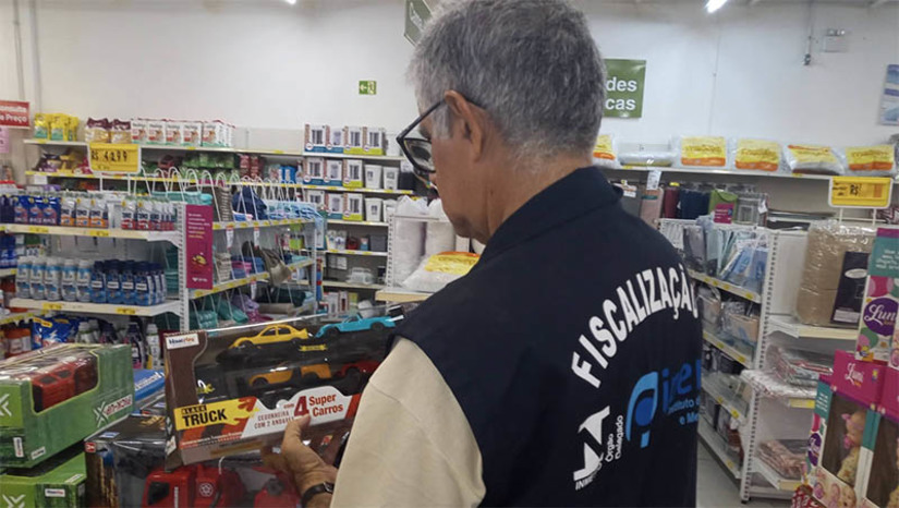 Imagem 1 -  Fiscais do IPEM/RN verificam mais de 4 mil produtos comercializados em 11 municípios do RN . As operações aconteceram dentro do Plano Nacional de Vigilância de Mercado, uma ampla ação comandada pelo Inmetro em todo o país. Dos produtos verificados no Rio Grande do Norte, foram encontradas irregularidades em aproximadamente 120 deles (3%). A operação teve caráter orientativo e os estabelecimentos que apresentaram irregularidades foram instruídos a corrigir os procedimentos. Em caso de reincidência, estarão sujeitos às penalidades previstas em lei, com multas que variam de R$ 100 a R$ 1,5 milhão.