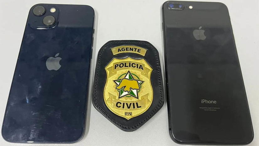 Imagem 1 - Celulares roubados em Mossoró e avaliados em quase R$ 10 mil são recuperados. As diligências para a recuperação foram realizadas no âmbito da Operação “Radar”, em Mossoró, nesta segunda-feira (10). As pessoas que mantinham os objetos em sua posse foram conduzidas à delegacia e responderão pelo crime de receptação. Os responsáveis pelo roubo ainda não foram identificados. A polícia civil orienta que a população adquira somente aparelhos celulares com procedência conhecida, com nota fiscal ou outro documento que comprove a sua origem. Além disso, ressalta a importância de incluir, no momento da confecção do Boletim de Ocorrência (B.O.) do furto/roubo, o IMEI dos equipamentos, disponível no documento fiscal. Imagem 1 - Celulares roubados em Mossoró e avaliados em quase R$ 10 mil são recuperados. As diligências para a recuperação foram realizadas no âmbito da Operação “Radar”, em Mossoró, nesta segunda-feira (10). As pessoas que mantinham os objetos em sua posse foram conduzidas à delegacia e responderão pelo crime de receptação. Os responsáveis pelo roubo ainda não foram identificados. A polícia civil orienta que a população adquira somente aparelhos celulares com procedência conhecida, com nota fiscal ou outro documento que comprove a sua origem. Além disso, ressalta a importância de incluir, no momento da confecção do Boletim de Ocorrência (B.O.) do furto/roubo, o IMEI dos equipamentos, disponível no documento fiscal.