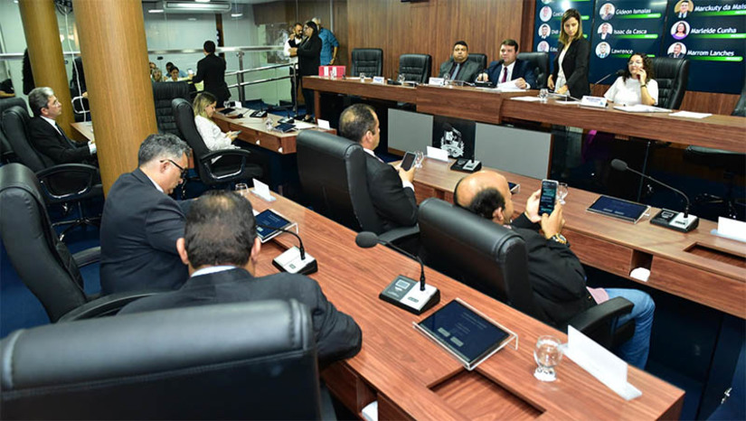 Imagem 1 - Por 13 votos a favor e 6 abstenções, vereadores aprovam a LDO de Mossoró para 2024 em 2º turno. Prevista no Projeto de Lei Ordinária do Executivo nº 52/2023, a LDO embasa a Lei Orçamentária Anual (LOA) da Prefeitura para o próximo ano, a ser votada no Legislativo em dezembro. Na segunda votação, a Câmara acrescentou uma emenda à LDO, fixando em no máximo de 25% o remanejamento, sem necessidade de autorização, do Orçamento. O texto original previa o mínimo de 25%. A próxima e última etapa será a votação da redação final do projeto, nesta quarta-feira (12). Imagem 1 - Por 13 votos a favor e 6 abstenções, vereadores aprovam a LDO de Mossoró para 2024 em 2º turno. Prevista no Projeto de Lei Ordinária do Executivo nº 52/2023, a LDO embasa a Lei Orçamentária Anual (LOA) da Prefeitura para o próximo ano, a ser votada no Legislativo em dezembro. Na segunda votação, a Câmara acrescentou uma emenda à LDO, fixando em no máximo de 25% o remanejamento, sem necessidade de autorização, do Orçamento. O texto original previa o mínimo de 25%. A próxima e última etapa será a votação da redação final do projeto, nesta quarta-feira (12).