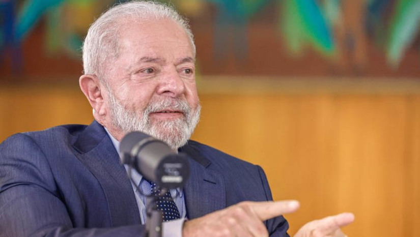 Imagem 1 - ‘As pessoas querem que a economia cresça e que esse crescimento seja repartido entre os brasileiros’. O presidente Lula celebrou a aprovação da reforma tributária na Câmara, durante o programa “Conversa com o Presidente” desta terça-feira (11), e ressaltou a importância de uma saudável negociação com o Congresso Nacional. Ele também resumiu o que o governo espera obter com a nova política de tributos. As pessoas querem trabalhar. As pessoas querem ganhar mais. As pessoas querem ter escola de qualidade. E é tudo isso que a gente está tentando construir reduzindo a capacidade de pagamento de imposto, mas aumentando a quantidade de pessoas que vão pagar. O governo pode cobrar menos, mas arrecadar mais, porque vai ter mais gente pagando”, afirmou. Imagem 1 - ‘As pessoas querem que a economia cresça e que esse crescimento seja repartido entre os brasileiros’. O presidente Lula celebrou a aprovação da reforma tributária na Câmara, durante o programa “Conversa com o Presidente” desta terça-feira (11), e ressaltou a importância de uma saudável negociação com o Congresso Nacional. Ele também resumiu o que o governo espera obter com a nova política de tributos. As pessoas querem trabalhar. As pessoas querem ganhar mais. As pessoas querem ter escola de qualidade. E é tudo isso que a gente está tentando construir reduzindo a capacidade de pagamento de imposto, mas aumentando a quantidade de pessoas que vão pagar. O governo pode cobrar menos, mas arrecadar mais, porque vai ter mais gente pagando”, afirmou.