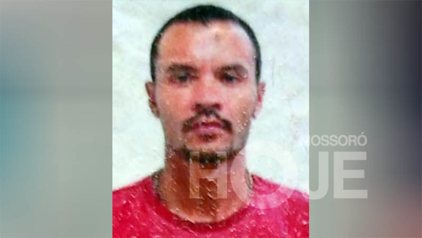 Imagem 1 - Vigilante morre em acidente de trânsito ao lado do viaduto da BR-405, em Mossoró. Carlos Roberto Silva de Assis, de 37 anos, foi encontrado morto na manhã desta quarta-feira (12). De acordo com o delegado José Vieira, não foram encontrados sinais de violência no corpo da vítima, o que descarta a hipótese de homicídio. Ele informou, ainda, que a polícia civil vai averiguar as câmeras de segurança nas proximidades do local, para descobrir o que teria provocado o acidente. Imagem 1 - Vigilante morre em acidente de trânsito ao lado do viaduto da BR-405, em Mossoró. Carlos Roberto Silva de Assis, de 37 anos, foi encontrado morto na manhã desta quarta-feira (12). De acordo com o delegado José Vieira, não foram encontrados sinais de violência no corpo da vítima, o que descarta a hipótese de homicídio. Ele informou, ainda, que a polícia civil vai averiguar as câmeras de segurança nas proximidades do local, para descobrir o que teria provocado o acidente.