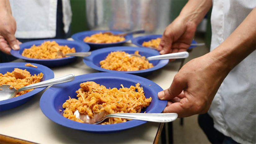 Imagem 1 -  RN recebeu R$ 38,8 milhões para melhorias na merenda escolar no primeiro semestre de 2023. O valor faz parte do Fundo Nacional de Desenvolvimento da Educação (FNDE). São 588 escolas estaduais e 1.960 municipais beneficiadas. Os três municípios com os maiores repasses são: Natal, com R$ 3,6 milhões, Mossoró, com R$ 1,8 milhão para 102 escolas e 20,3 mil alunos, e Parnamirim, com R$ 1,4 milhão repassado para as 67 escolas com 25,2 mil alunos.