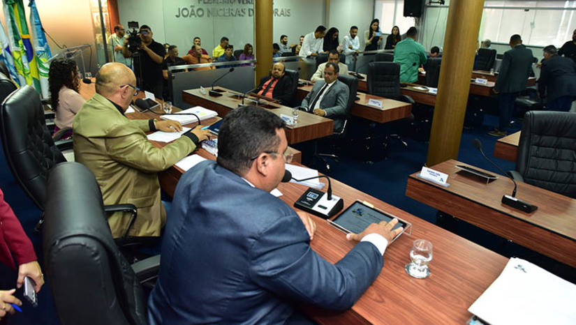 Imagem 1 - Redação final da LDO é aprovada na câmara e projeto é enviado para sanção do prefeito. O texto final do Projeto de Lei do Executivo 52/2023, foi aprovado nesta quarta-feira (12). Com o envio para a sanção, a Câmara conclui a tramitação da LDO na Casa, após três meses. Preparatório ao Orçamento Anual da Prefeitura, o projeto deu entrada no Legislativo dia 14 de abril deste ano. Foi discutido em audiência pública, dia 27 do mesmo mês, e aperfeiçoado através de emendas parlamentares. Imagem 1 - Redação final da LDO é aprovada na câmara e projeto é enviado para sanção do prefeito. O texto final do Projeto de Lei do Executivo 52/2023, foi aprovado nesta quarta-feira (12). Com o envio para a sanção, a Câmara conclui a tramitação da LDO na Casa, após três meses. Preparatório ao Orçamento Anual da Prefeitura, o projeto deu entrada no Legislativo dia 14 de abril deste ano. Foi discutido em audiência pública, dia 27 do mesmo mês, e aperfeiçoado através de emendas parlamentares.