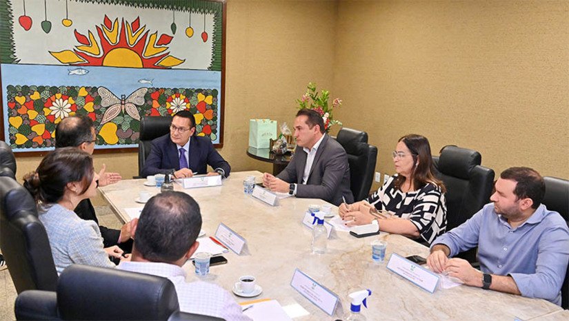 Imagem 1 - Presidente da ALRN recebe prefeitos do interior potiguar para debater pautas dos municípios. Ao lado do deputado Kleber Rodrigues (PSDB), o deputado Ezequiel Ferreira colocou o Legislativo à disposição para contribuir com as demandas, que vão desde problemas relacionados à aprovação de contas das gestões até a contribuição para visibilidade de ações consideradas exitosas pelas prefeituras. No encontro, que ocorreu no Palácio José Augusto, o presidente da Federação dos Municípios do Rio Grande do Norte (Femurn) e prefeito de Lagoa Nova, Luciano Santos (MDB), enumerou as principais demandas das cidades. Imagem 1 - Presidente da ALRN recebe prefeitos do interior potiguar para debater pautas dos municípios. Ao lado do deputado Kleber Rodrigues (PSDB), o deputado Ezequiel Ferreira colocou o Legislativo à disposição para contribuir com as demandas, que vão desde problemas relacionados à aprovação de contas das gestões até a contribuição para visibilidade de ações consideradas exitosas pelas prefeituras. No encontro, que ocorreu no Palácio José Augusto, o presidente da Federação dos Municípios do Rio Grande do Norte (Femurn) e prefeito de Lagoa Nova, Luciano Santos (MDB), enumerou as principais demandas das cidades.