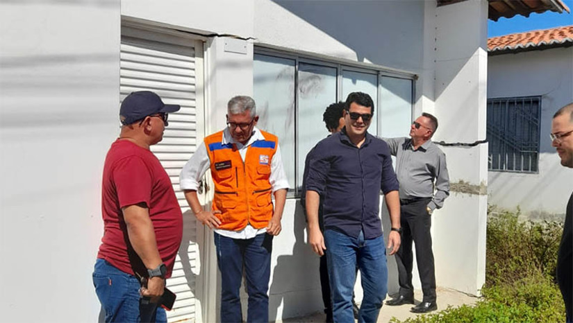 Imagem 1 - Juiz Federal e Caixa Econômica realizam inspeção na estrutura de imóveis do Conjunto Odete Rosado. Os imóveis desse conjunto residencial são objeto de uma ação judicial devido a possíveis problemas de solo e grandes rachaduras na alvenaria das casas. Com a realização dessa inspeção e o estudo de solo em andamento, espera-se obter informações técnicas precisas sobre as causas dos problemas estruturais. Essas informações serão fundamentais para embasar as decisões judiciais e direcionar as medidas necessárias para reparar as construções afetadas. Imagem 1 - Juiz Federal e Caixa Econômica realizam inspeção na estrutura de imóveis do Conjunto Odete Rosado. Os imóveis desse conjunto residencial são objeto de uma ação judicial devido a possíveis problemas de solo e grandes rachaduras na alvenaria das casas. Com a realização dessa inspeção e o estudo de solo em andamento, espera-se obter informações técnicas precisas sobre as causas dos problemas estruturais. Essas informações serão fundamentais para embasar as decisões judiciais e direcionar as medidas necessárias para reparar as construções afetadas.