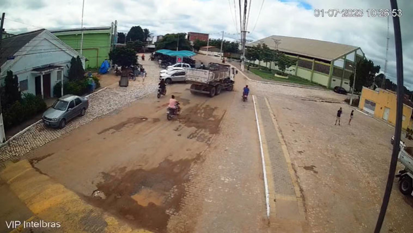 Imagem 1 - Motociclista atropelado por caminhão da Prefeitura de Martins tentou fazer ultrapassagem irregular. A polícia civil concluiu o inquérito do caso ocorrido no dia 1º de julho de 2023, quando um um motociclista, de 60 anos, natural do município de Serrinha dos Pintos, acabou morrendo no acidente de trânsito. A investigação apontou que o acidente ocorreu por culpa exclusiva da vítima. De acordo com o delegado Murilo Baessa, de Alexandria, ficou claro que o motociclista trafegava pelo acostamento e tentou ultrapassar o caminhão em uma via de mão única. Neste momento, a vítima teria entrado em um ponto fora da visão do motorista, o chamado “ponto cego”, o que acabou provocando o acidente. Imagem 1 - Motociclista atropelado por caminhão da Prefeitura de Martins tentou fazer ultrapassagem irregular. A polícia civil concluiu o inquérito do caso ocorrido no dia 1º de julho de 2023, quando um um motociclista, de 60 anos, natural do município de Serrinha dos Pintos, acabou morrendo no acidente de trânsito. A investigação apontou que o acidente ocorreu por culpa exclusiva da vítima. De acordo com o delegado Murilo Baessa, de Alexandria, ficou claro que o motociclista trafegava pelo acostamento e tentou ultrapassar o caminhão em uma via de mão única. Neste momento, a vítima teria entrado em um ponto fora da visão do motorista, o chamado “ponto cego”, o que acabou provocando o acidente.