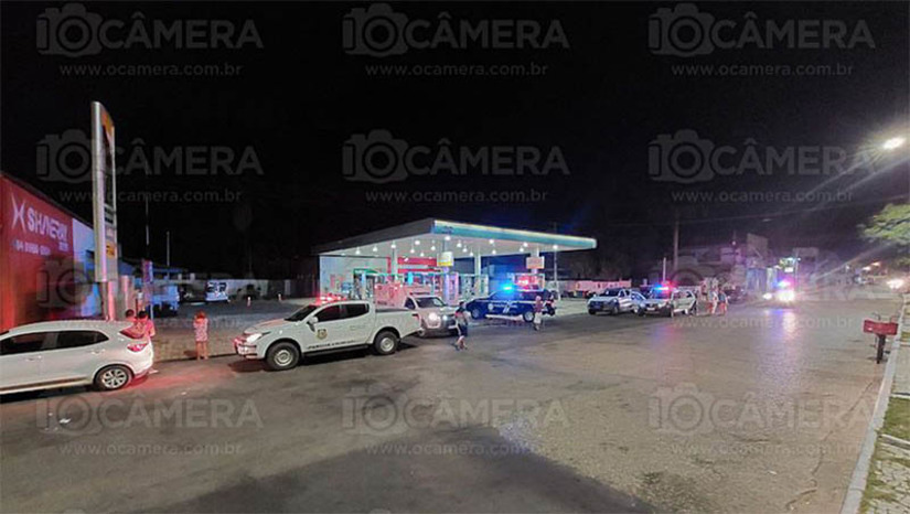 Imagem 1 - Jovens mortos em estacionamento de posto da Av. Presidente Dutra não eram o alvo do atirador. O crime aconteceu por volta das 3h30 do dia 28 de fevereiro de 2022, na Ilha de Santa Luzia, em Mossoró. Antônio Renne da Silva Morais e Jonathan Emanuel Lima de Souza estavam bebendo com uns amigos quando foram alvejados a tiros por José Fernandes de Oliveira Filho. O atirador chegou ao local em um veículo e seu alvo era um amigo das vítimas, que fugiu correndo ao perceber a aproximação do suspeito. Um terceiro rapaz também foi baleado, mas foi socorrida e sobreviveu. A motivação do ataque teria sido ciúmes, visto que o verdadeiro alvo dos tiros estaria tendo um relacionamento com uma ex-namorada do suspeito. Imagem 1 - Jovens mortos em estacionamento de posto da Av. Presidente Dutra não eram o alvo do atirador. O crime aconteceu por volta das 3h30 do dia 28 de fevereiro de 2022, na Ilha de Santa Luzia, em Mossoró. Antônio Renne da Silva Morais e Jonathan Emanuel Lima de Souza estavam bebendo com uns amigos quando foram alvejados a tiros por José Fernandes de Oliveira Filho. O atirador chegou ao local em um veículo e seu alvo era um amigo das vítimas, que fugiu correndo ao perceber a aproximação do suspeito. Um terceiro rapaz também foi baleado, mas foi socorrida e sobreviveu. A motivação do ataque teria sido ciúmes, visto que o verdadeiro alvo dos tiros estaria tendo um relacionamento com uma ex-namorada do suspeito.