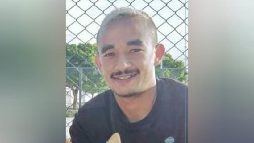 Imagem 1 -  DHPP identifica responsável por fornecer arma utilizada em homicídio praticado em Mossoró. De acordo com a polícia civil, Sennick Brienson Tenório Ribeiro forneceu a arma utilizada para matar Francisco Nadson Silva Araújo [FOTO]. O crime aconteceu por volta das 16h50 do dia 21 de fevereiro de 2022, em um depósito de Água e Gás, localizado nos Teimosos, bairro Costa e Silva. O suspeito foi preso dias depois com uma arma de fogo, que ao ser periciada, se mostrou compatível com as munições removidas do corpo da vítima. Ao ser ouvido, o homem confessou ter entregado a arma, mas não forneceu nomes dos receptores. A DHPP segue as investigações, com o objetivo de identificar os executores do crime.