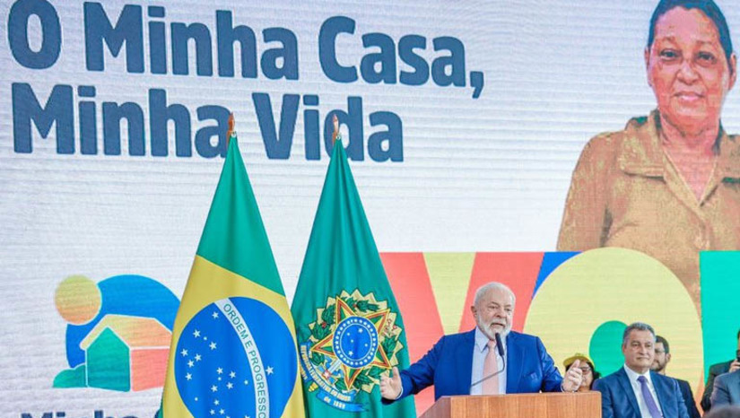 Imagem 1 - Após sanção do “Minha Casa, Minha Vida” Lula defende moradia digna e solução para déficit habitacional. O programa foi reformulado com com unidades maiores, juros menores e faixas de renda ampliadas. "Em vez de levar o povo para morar 20 quilômetros distante do centro da cidade, leve o povo para onde já tem escola, asfalto, energia elétrica e linha de ônibus", disse, defendendo também a adaptação de imóveis públicos abandonados para serem usados como unidades habitacionais. Só do INSS, disse, são cerca de 3 mil. Imagem 1 - Após sanção do “Minha Casa, Minha Vida” Lula defende moradia digna e solução para déficit habitacional. O programa foi reformulado com com unidades maiores, juros menores e faixas de renda ampliadas. "Em vez de levar o povo para morar 20 quilômetros distante do centro da cidade, leve o povo para onde já tem escola, asfalto, energia elétrica e linha de ônibus", disse, defendendo também a adaptação de imóveis públicos abandonados para serem usados como unidades habitacionais. Só do INSS, disse, são cerca de 3 mil.