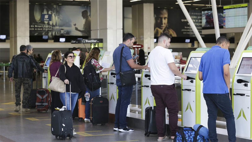 Imagem 1 - Programa Voa Brasil poderá chegar a 1,5 milhão de bilhetes aéreos por mês, estima ministro.O programa visa oferecer passagens aéreas no valor de R$ 200. O projeto está previsto para começar em agosto, segundo informou o ministro de Portos e Aeroportos, Márcio França, em aula magna do Instituto de Geografia, no campus Maracanã da Universidade do Estado do Rio de Janeiro (Uerj), nessa quinta-feira (13). O objetivo é beneficiar pessoas que não voaram nos últimos 12 meses. Cada trecho de passagem é fixado em R$ 200 e cada pessoa só poderá comprar quatro trechos. Imagem 1 - Programa Voa Brasil poderá chegar a 1,5 milhão de bilhetes aéreos por mês, estima ministro.O programa visa oferecer passagens aéreas no valor de R$ 200. O projeto está previsto para começar em agosto, segundo informou o ministro de Portos e Aeroportos, Márcio França, em aula magna do Instituto de Geografia, no campus Maracanã da Universidade do Estado do Rio de Janeiro (Uerj), nessa quinta-feira (13). O objetivo é beneficiar pessoas que não voaram nos últimos 12 meses. Cada trecho de passagem é fixado em R$ 200 e cada pessoa só poderá comprar quatro trechos.
